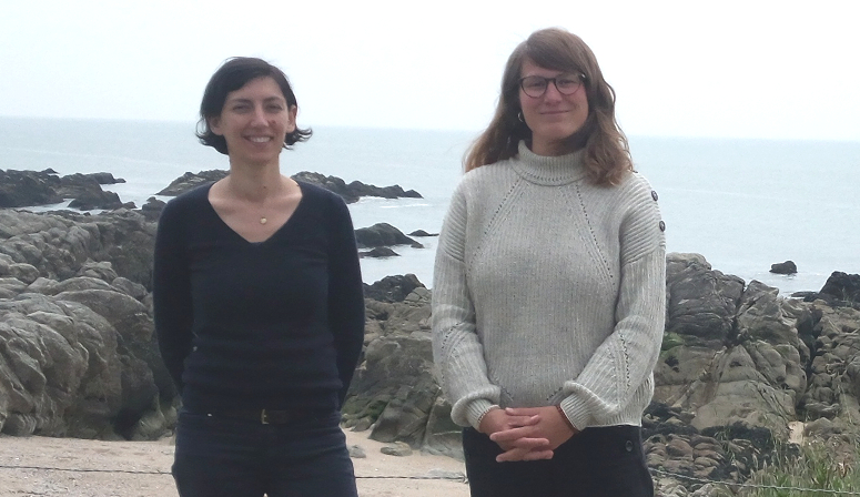 Laura-Mae et Ellyn devant les bureaux du SEM-REV au Croisic